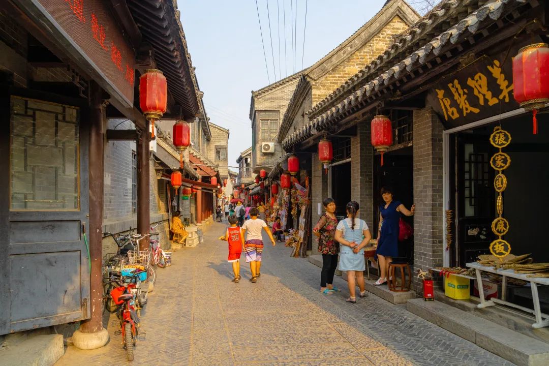 走進(jìn)南陽古鎮(zhèn)，靜看搖櫓船，輕輕卷漣漪