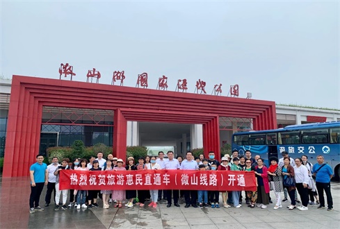 旅游惠民直通車（微山線路）今天正式通車?yán)?！大美微山湖，紅花映碧荷！